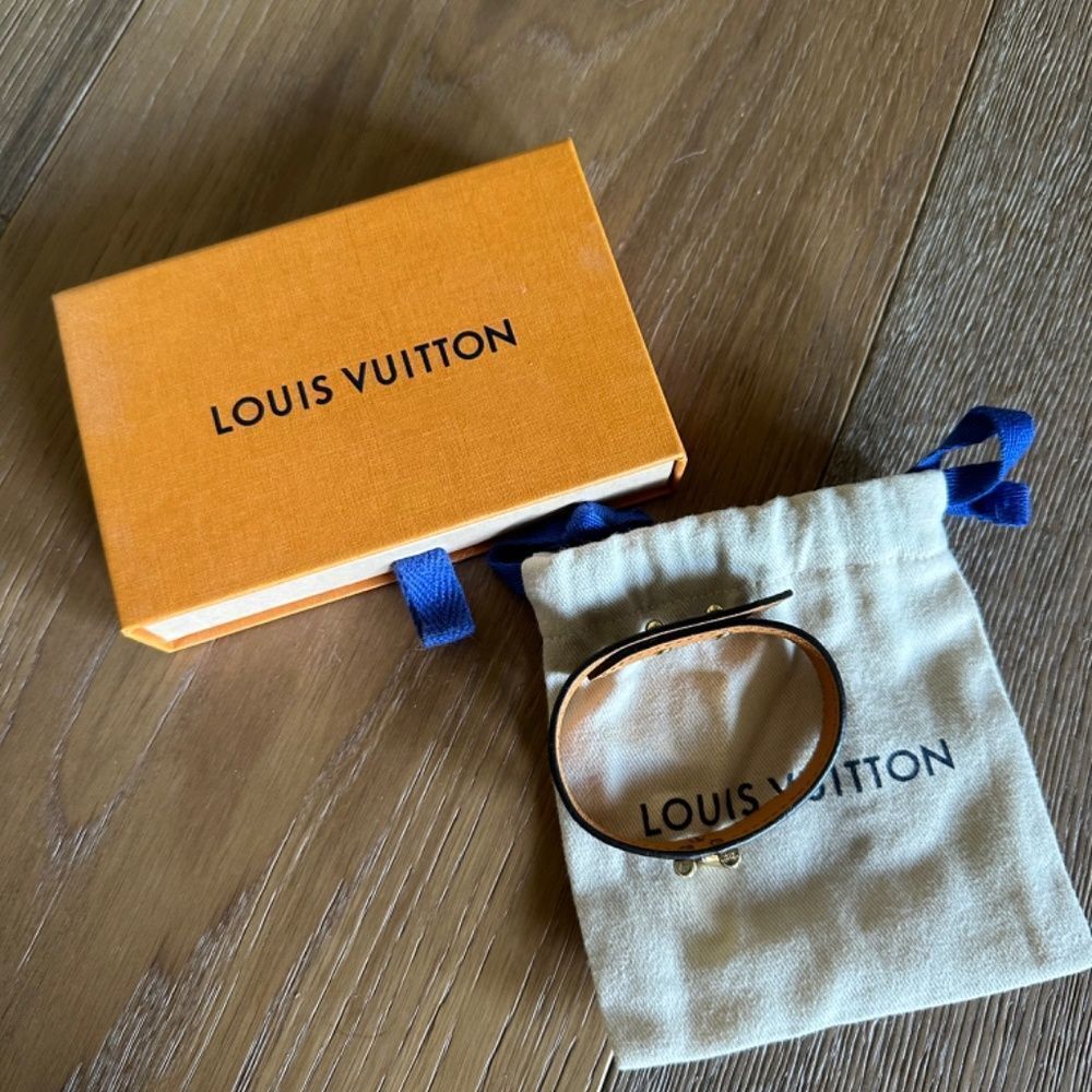 Authentic Louis Vuitton Essential V Bracelet - Picture 4 of 12